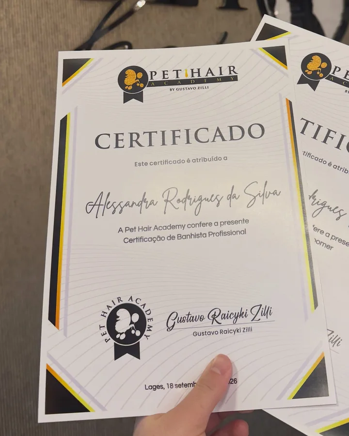Certificado da Pet Hair Academy de Banhista Profissional, com o selo da escola e a assinatura de Gustavo Raicyki Zilli